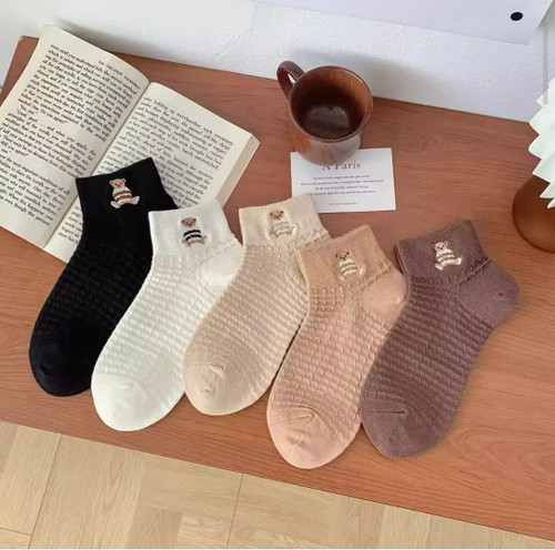 جوراب زنانه نیم ساق گلدوزی🧸